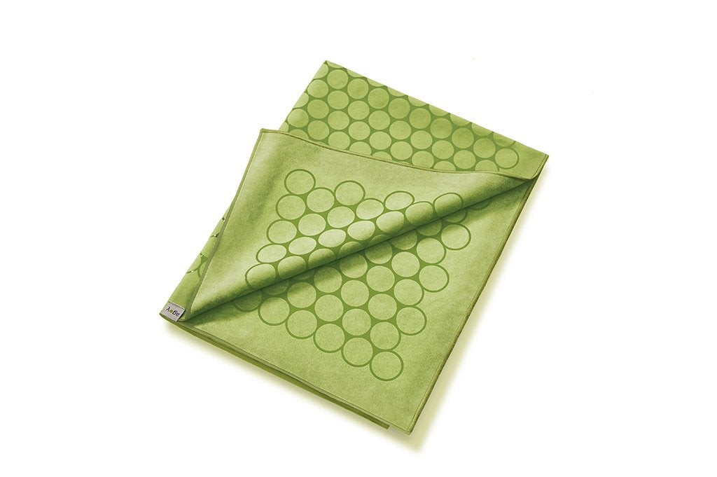 The Gecko Touch is a patented next generation yoga towel that doesn’t require water or chalk to activate its grip. The unique combination of tactile silicone and super absorbent towel provides a consistent level of double-sided grip throughout your practice, wet or dry! 